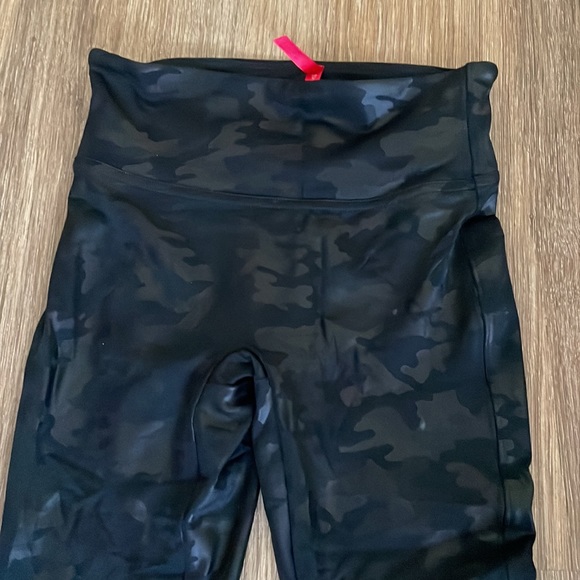 Spanx Leggings in black camo - Picture 2 of 4